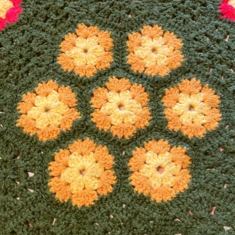 Vintage 1970’s Wool blend Grandma hand crochet floral afghan 46 x 31” - Picture 4 of 6